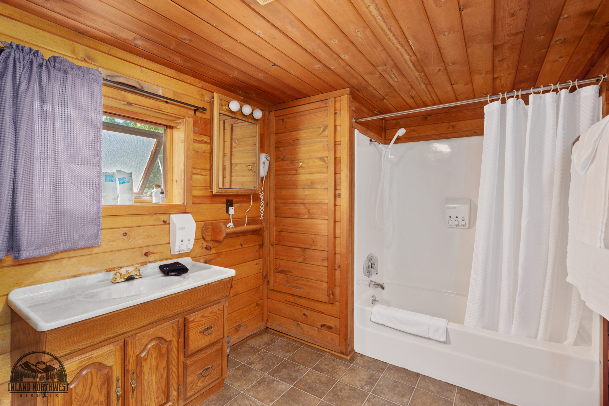 Appaloosa Cabin bathroom with shower/tub combo.