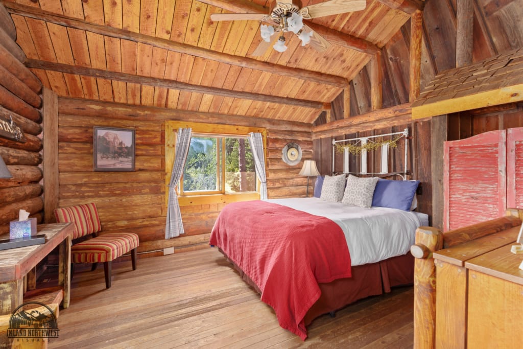 Appaloosa Cabin bedroom.
