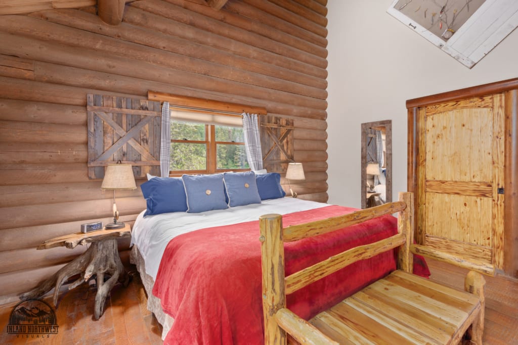 Cutthroat Cabin bedroom.