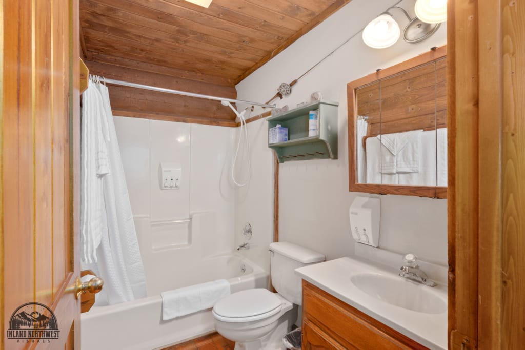 Cutthroat Cabin bathroom with shower/tub.