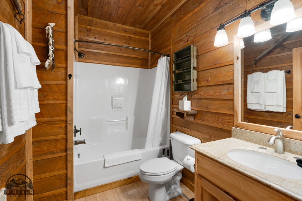 Monarch Cabin bathroom with shower/tub combo.