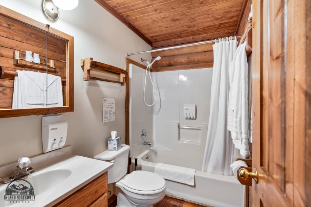 Star Garnet bathroom with shower/tub combo.