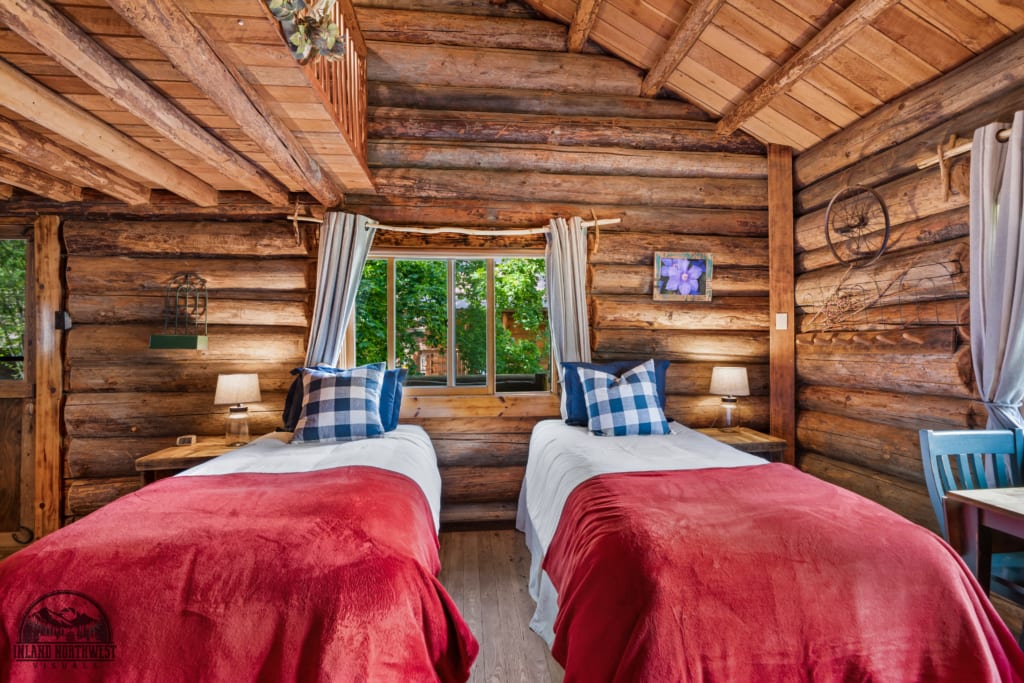 Syringa Cabin bedroom with two twin beds