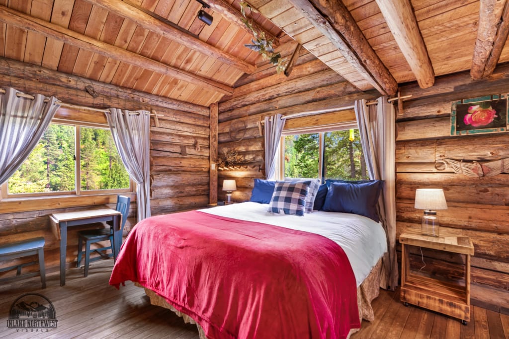 Syringa Cabin bedroom.