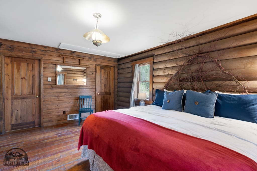 White Pine Cabin bedroom.