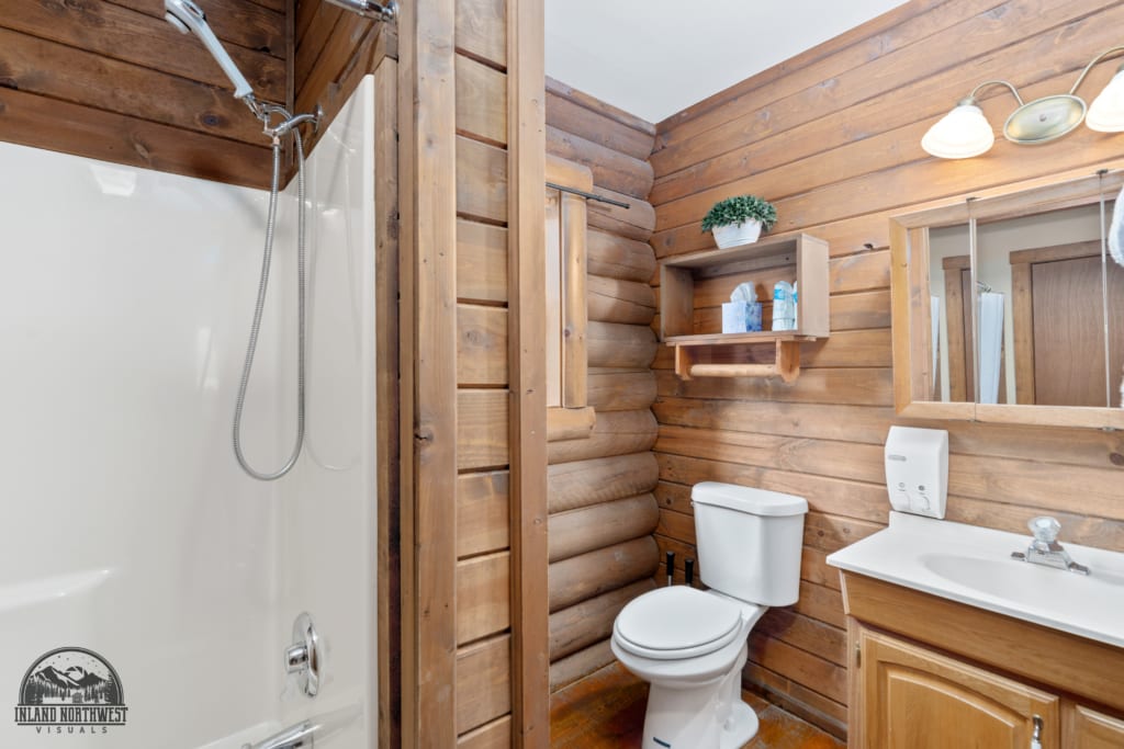 White Pine Cabin bathroom with shower/tub comb.