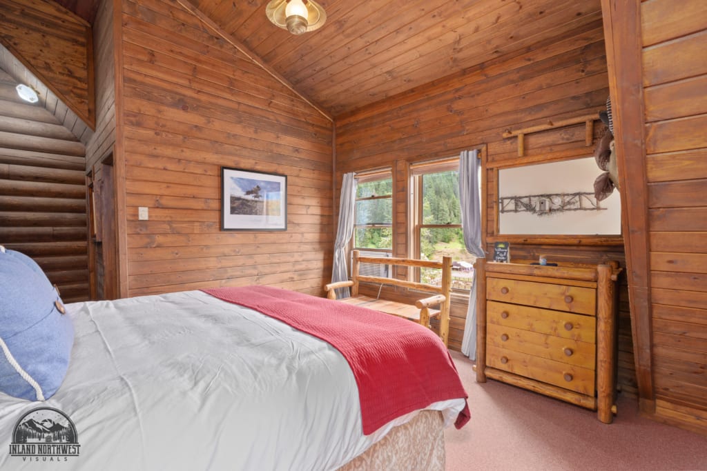White Pine Cabin bedroom.